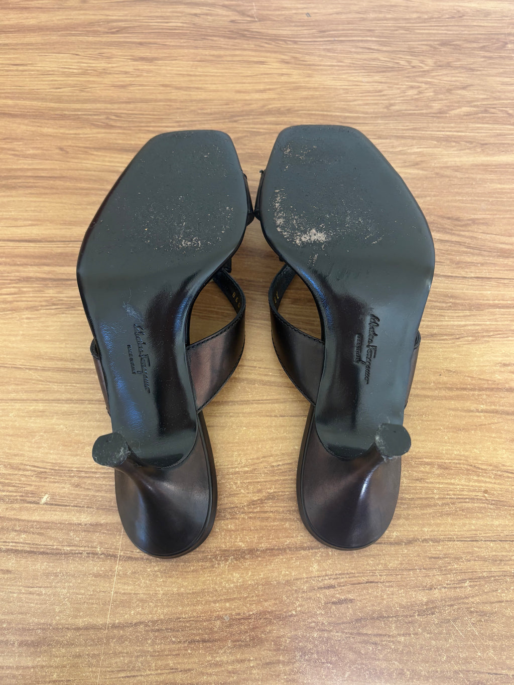 Salvatore Ferragamo Tahiti leather mules (37.5)