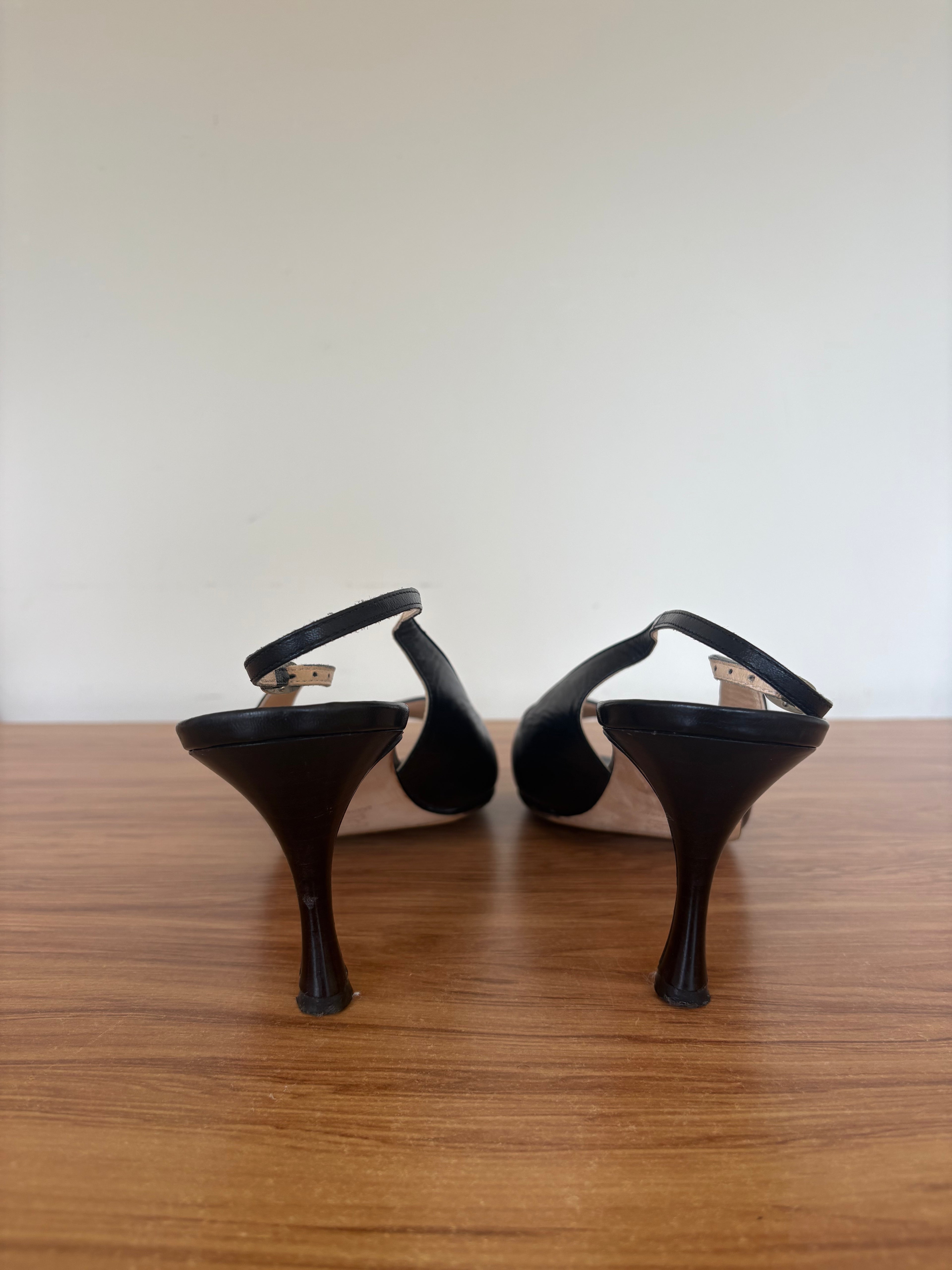 Manolo Blahnik black leather slingback pumps (40)
