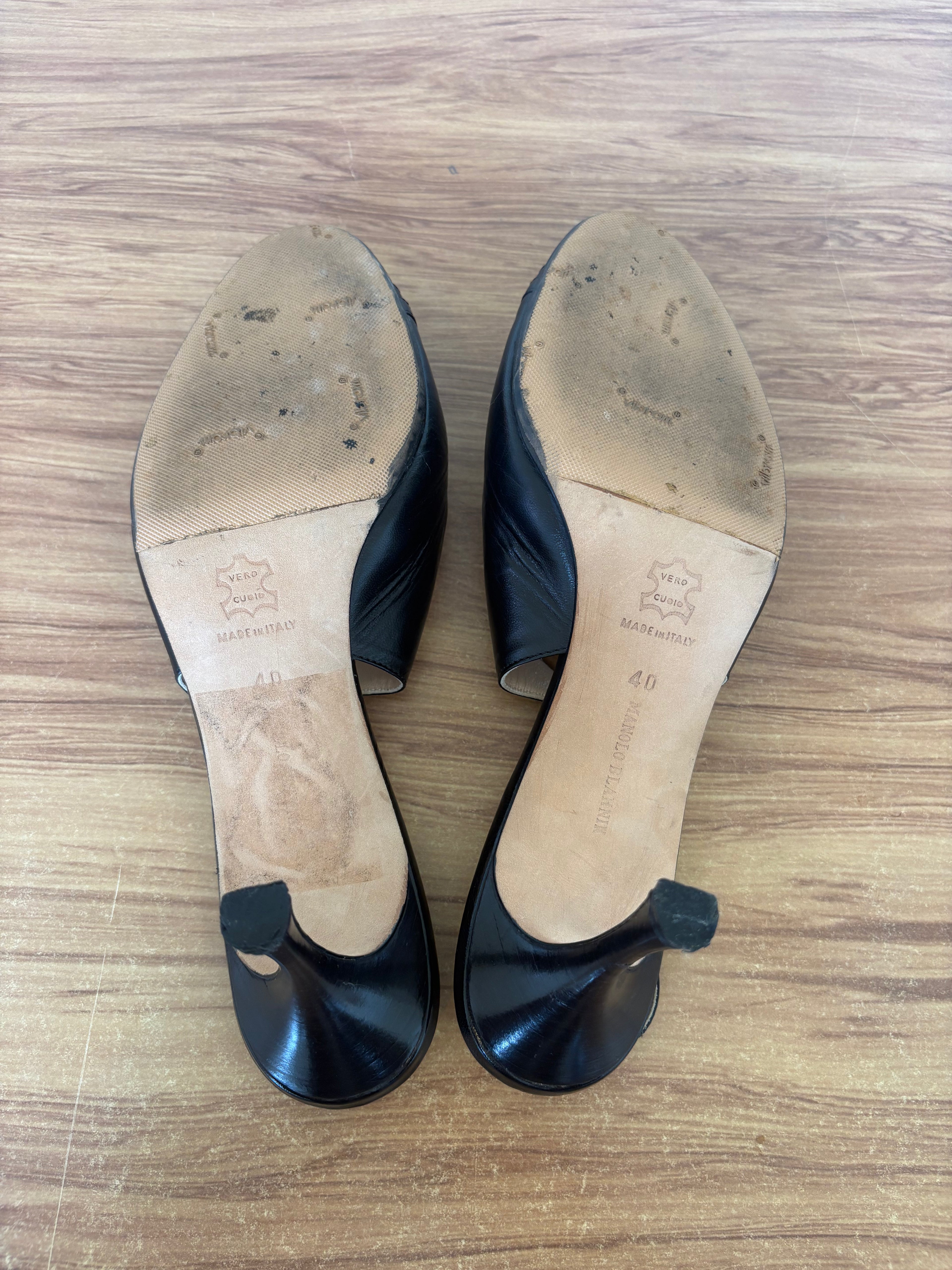 Manolo Blahnik black leather slingback pumps (40)