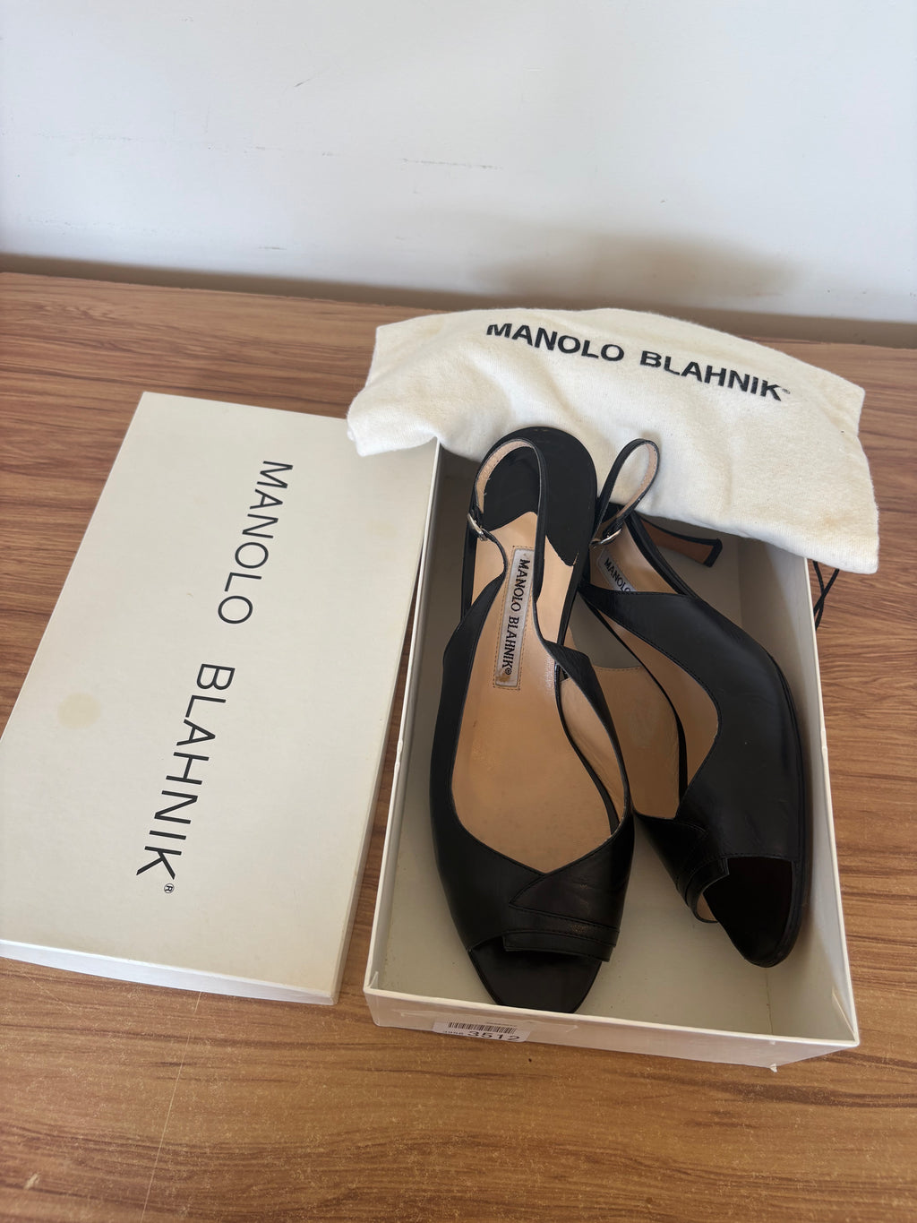Manolo Blahnik black leather slingback pumps (40)
